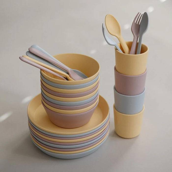 2 tazas de narciso pálido