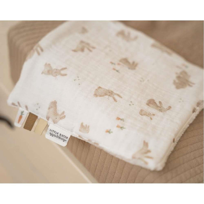 Doudou em Musselina com Prende Chupeta Baby Bunny