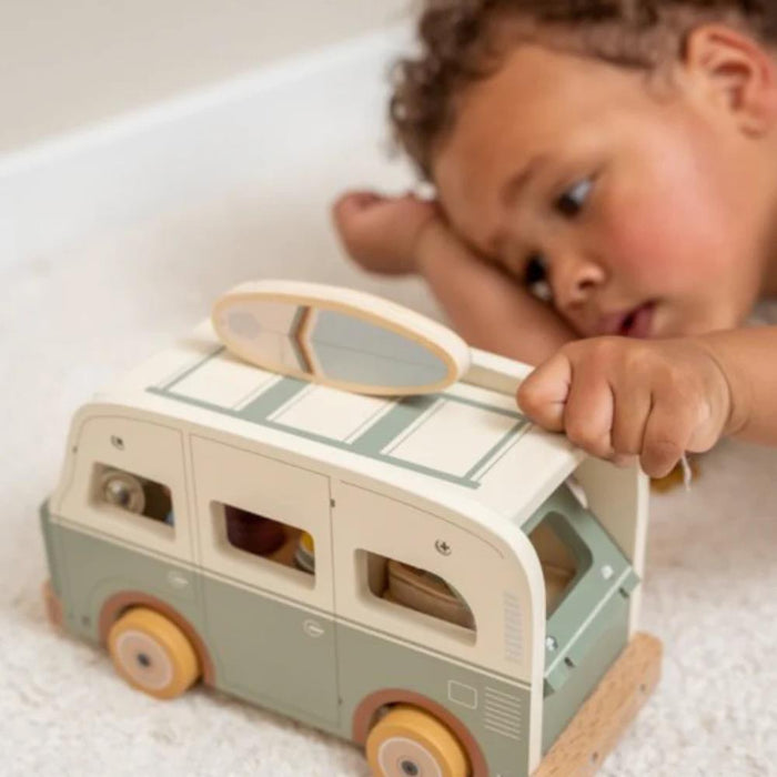 Vintage CamperVan e Família de Férias em Madeira