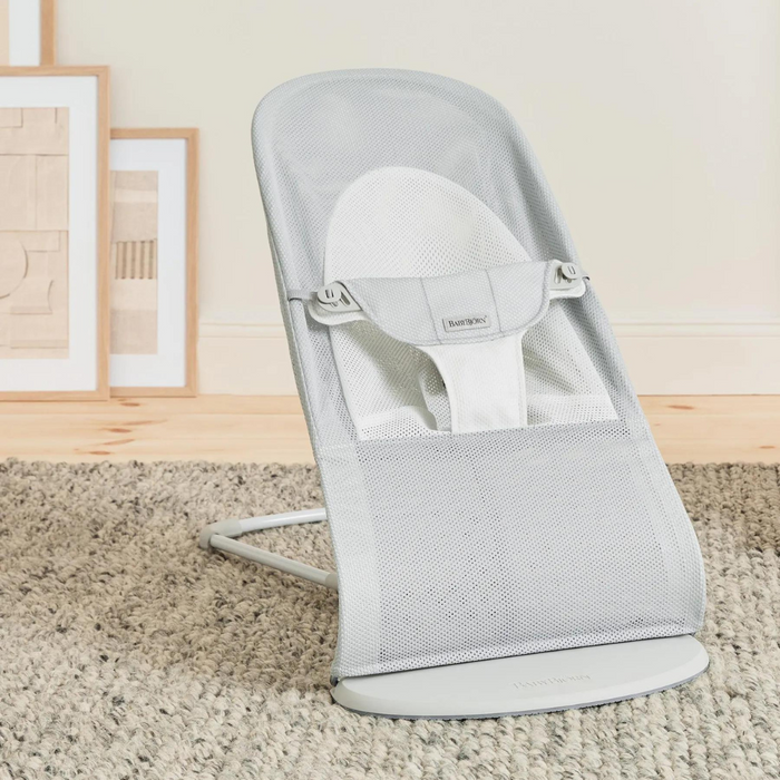 Tumbona de malla suave BabyBjorn gris claro/blanco