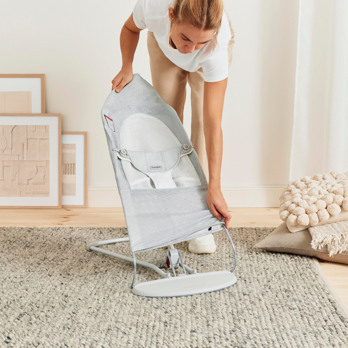 Tumbona de malla suave BabyBjorn gris claro/blanco