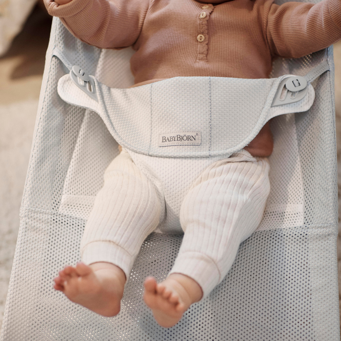 Tumbona de malla suave BabyBjorn gris claro/blanco