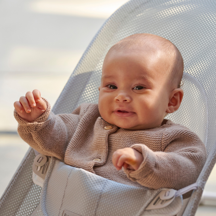 Tumbona de malla suave BabyBjorn gris claro/blanco