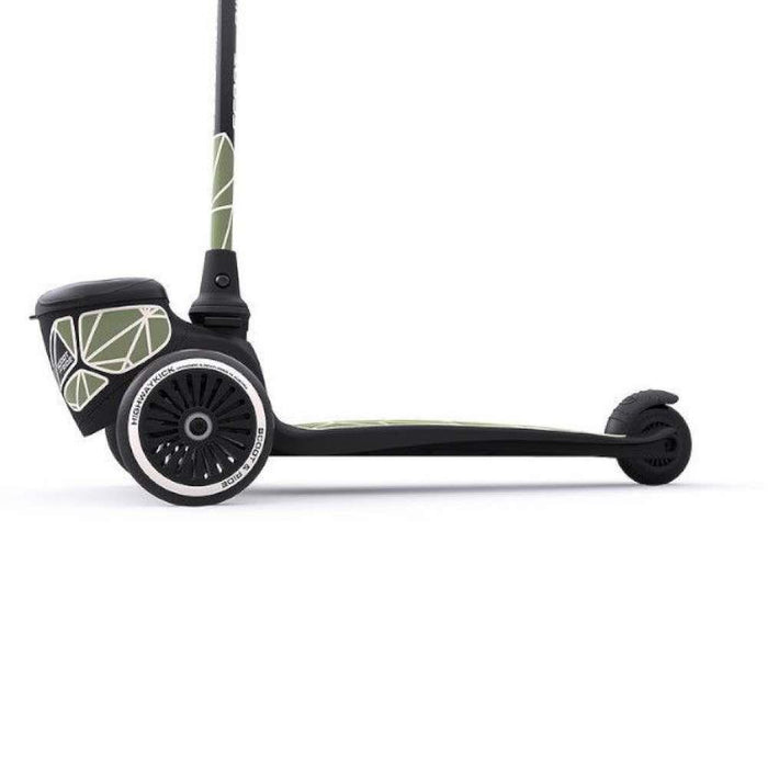 Scooter Highwaykick Two Lifestyle con líneas verdes