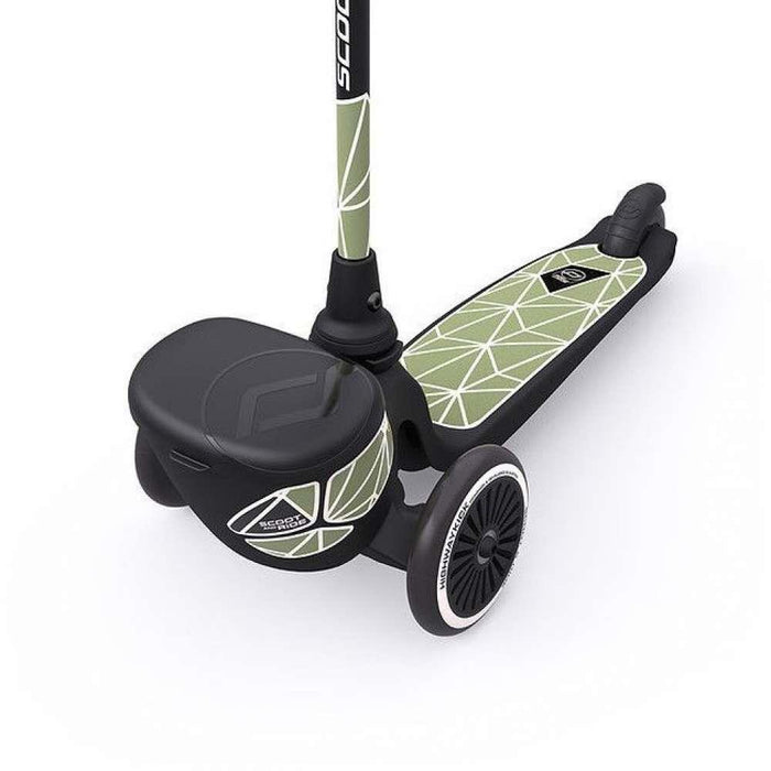 Scooter Highwaykick Two Lifestyle con líneas verdes