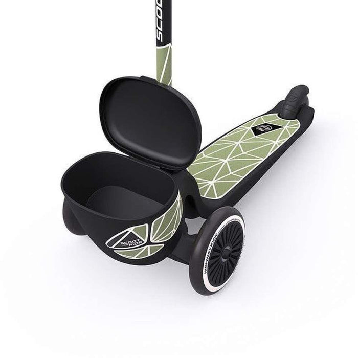 Scooter Highwaykick Two Lifestyle con líneas verdes